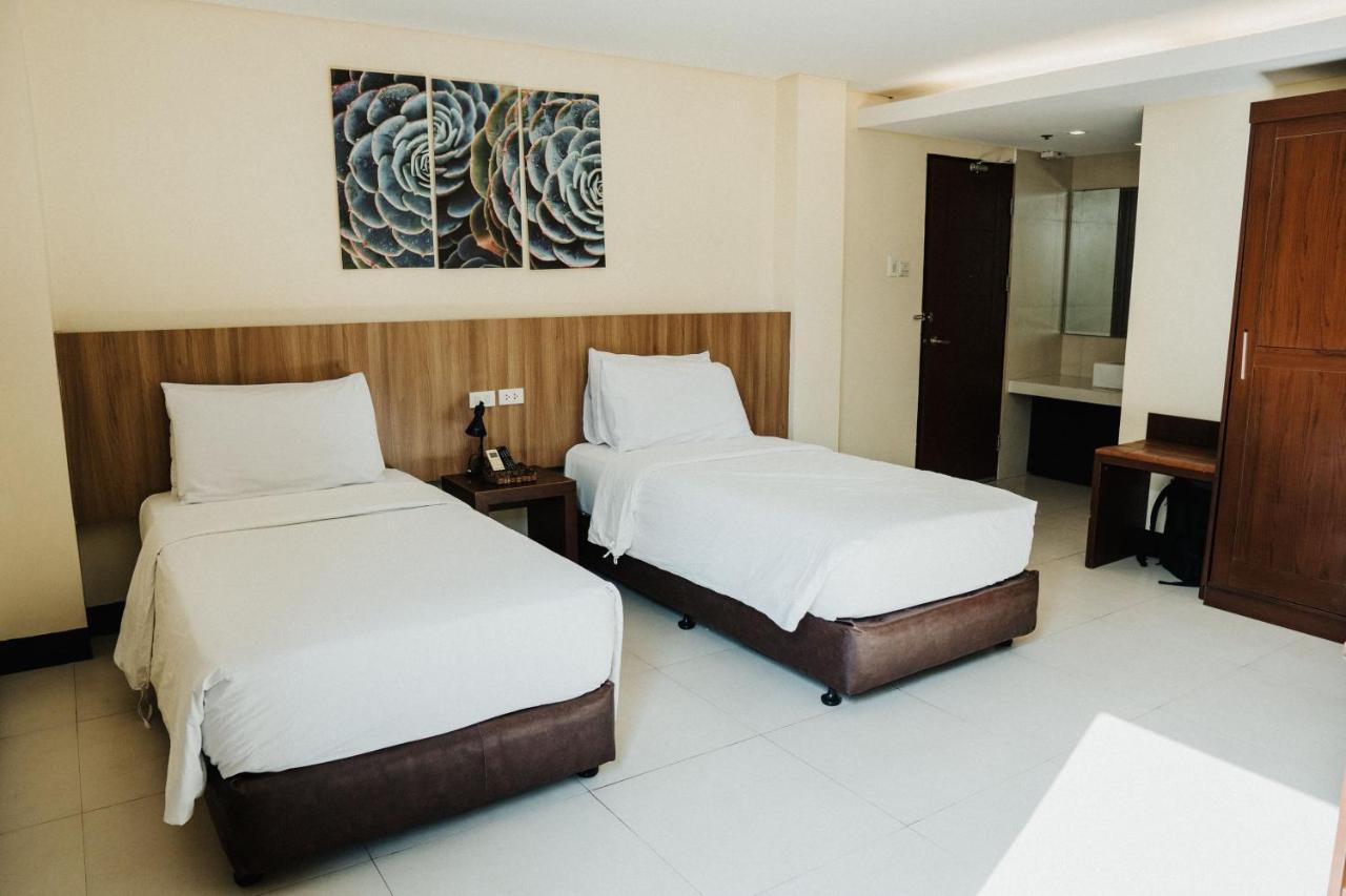 Ocean Suites Bohol Boutique Hotel ตักบีลารัน ซิตี ภายนอก รูปภาพ